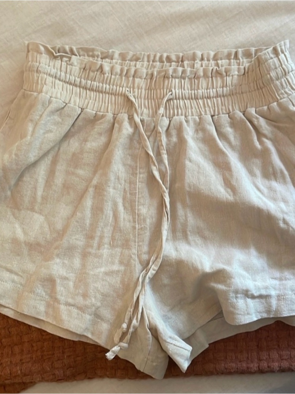Women's Linen-Blend Elastic Waist Shorts in Cream